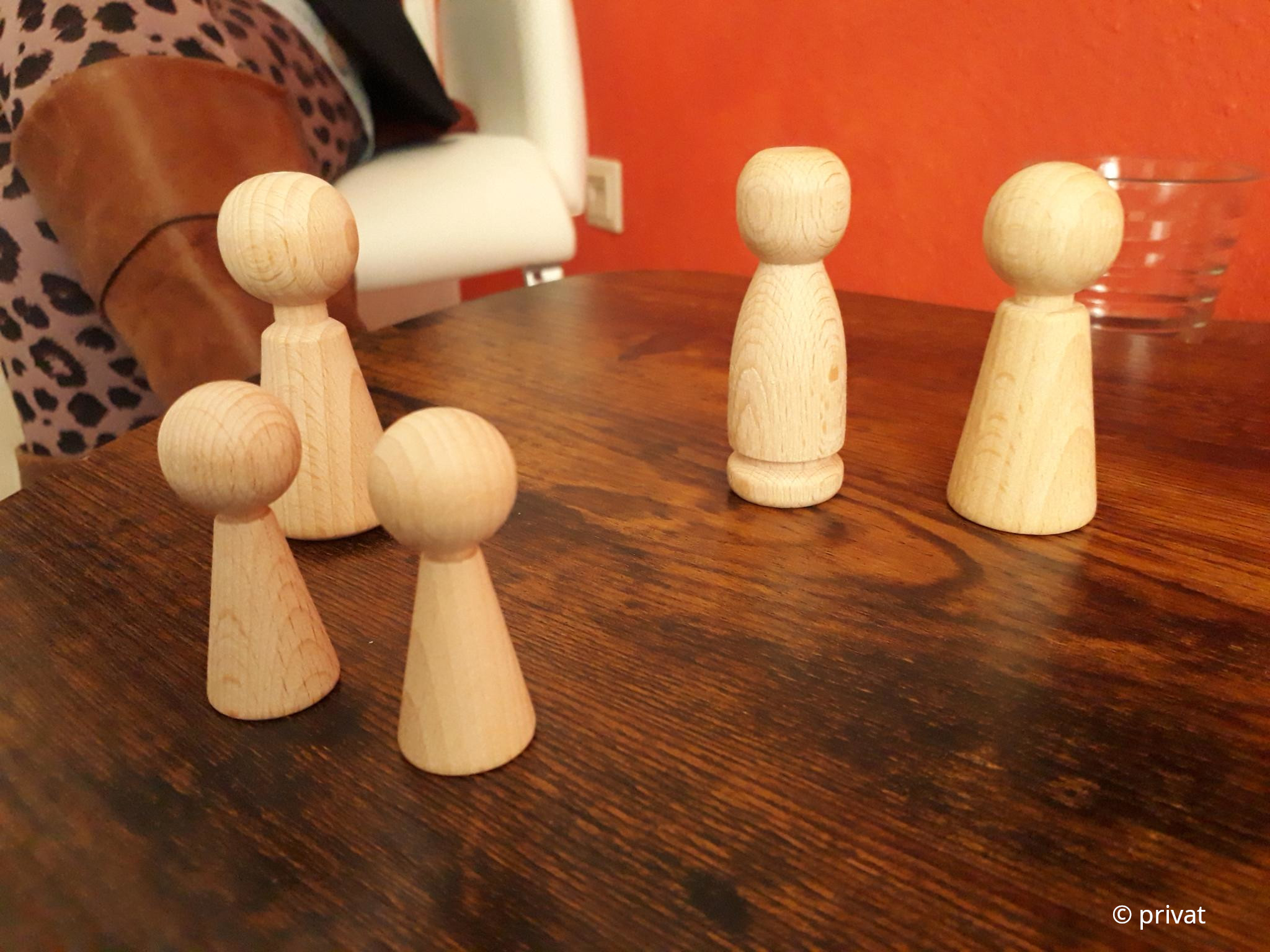 Holzfiguren auf einem Tisch
